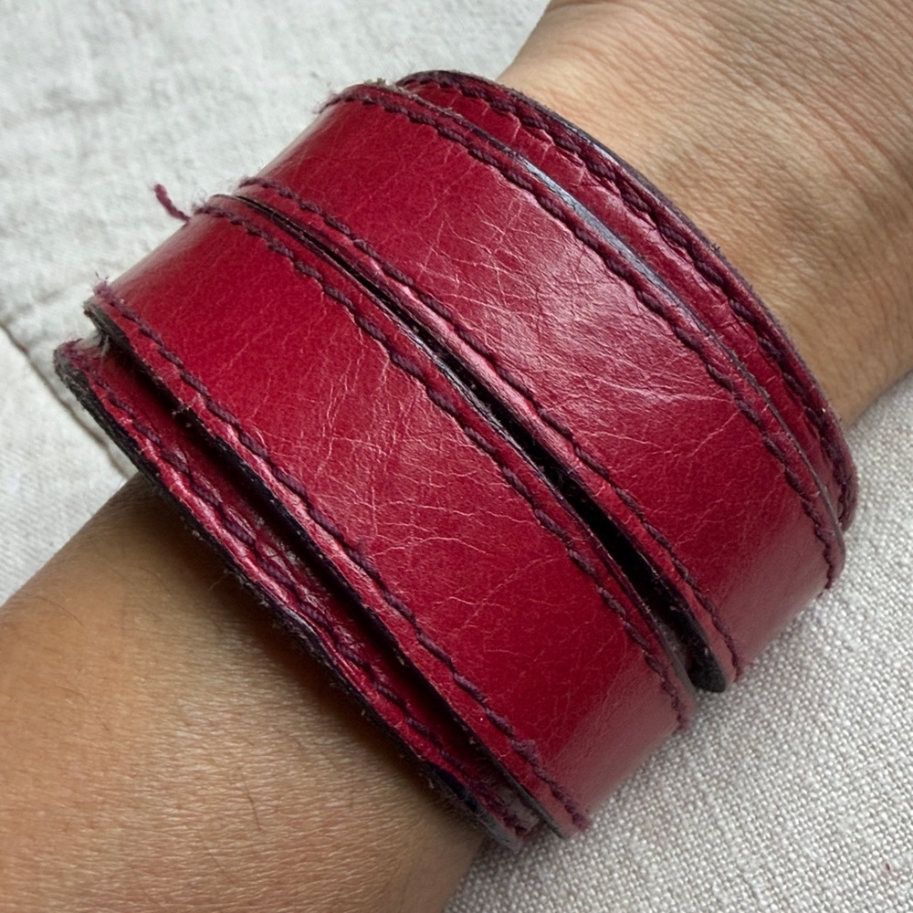 ⭐️ Elegant ⭐️ Cranberry Color Leather Cuff Bracelet - Picture 3 of 8